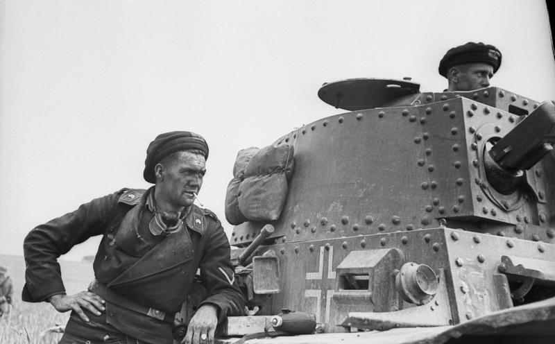 Francie: německá osádka s tankem Panzer 38(t) z české výroby.