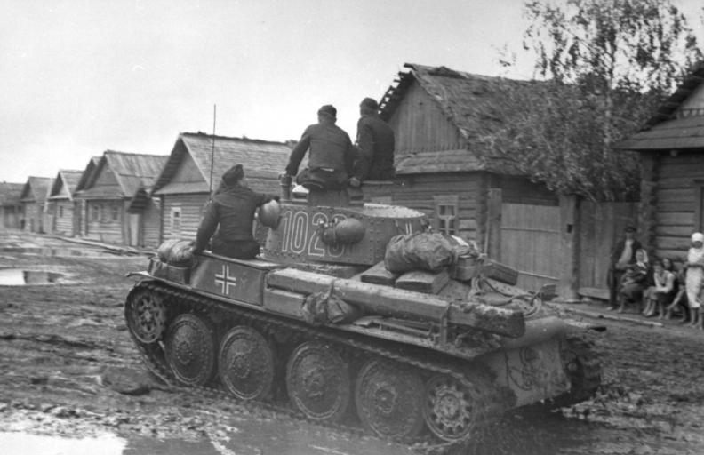 Sovětský svaz: Panzer 38(t) projíždí vesnicí.