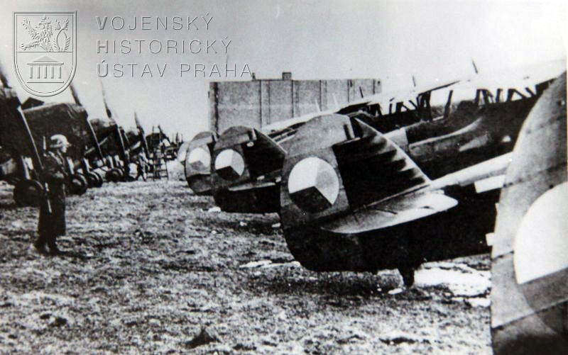 Zabráno: čs. stíhačky Avia B-534.