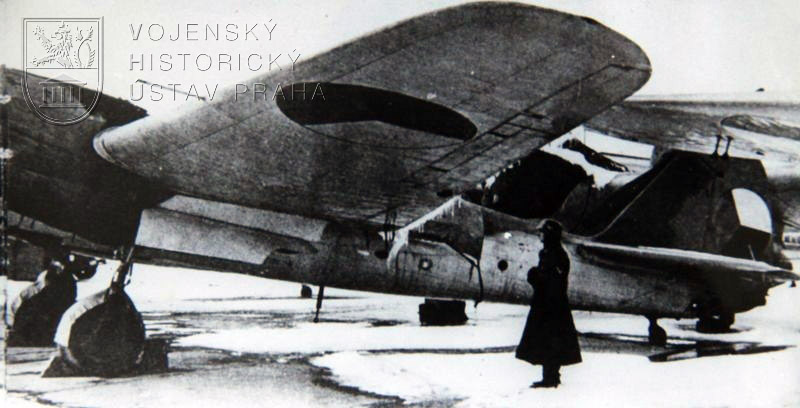 Zabráno: čs. bombardér, patrně Avia B-71.